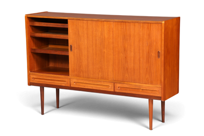 Hauptstadt Möblerei Mid Century Highboard aus Teakholz im skandinavischen Danish Design mit Schiebetüren und Regalen