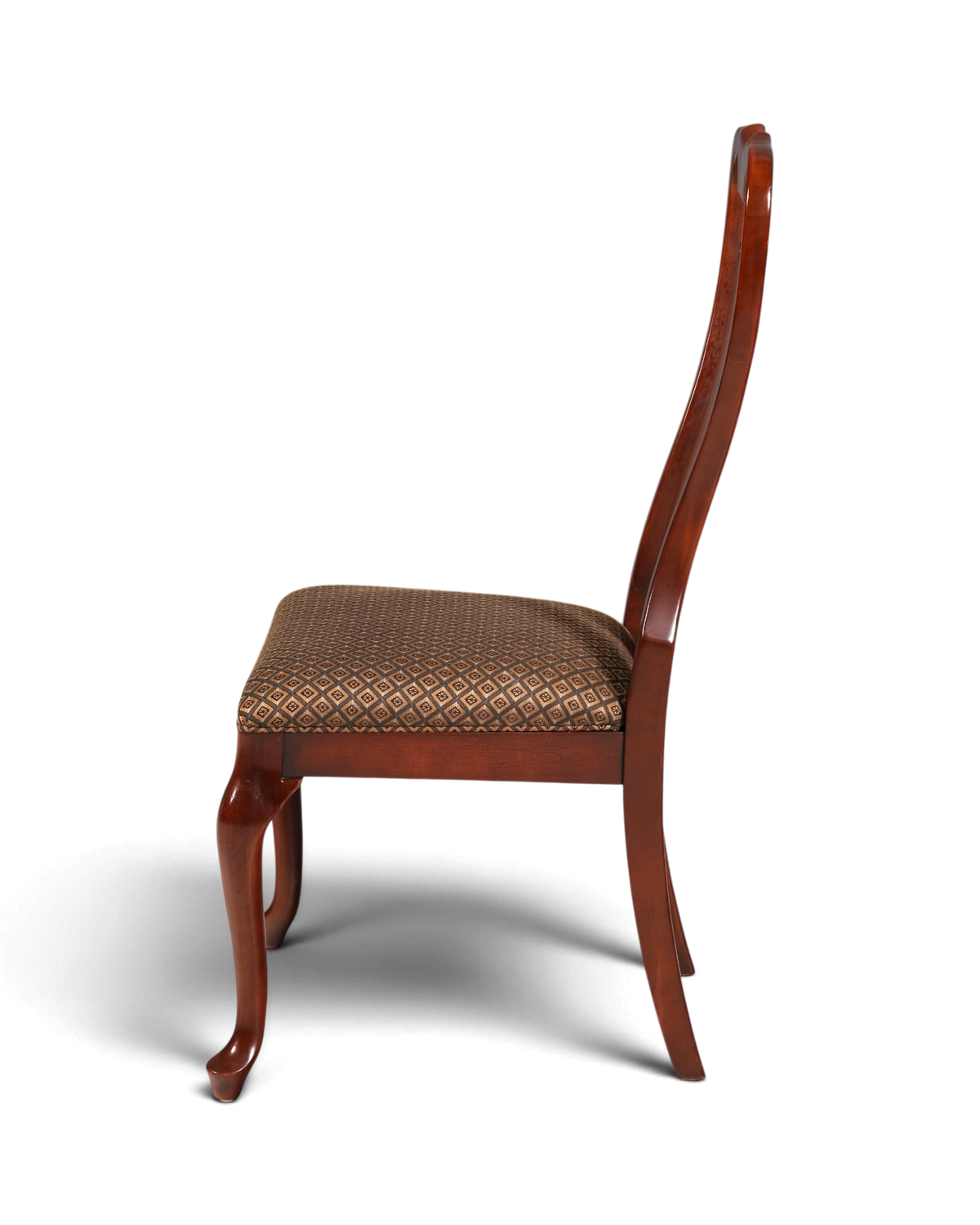 Hauptstadt Möblerei Drexel Heritage Chippendale Stuhl aus Holz mit gemustertem Stoffbezug in Seitenansicht