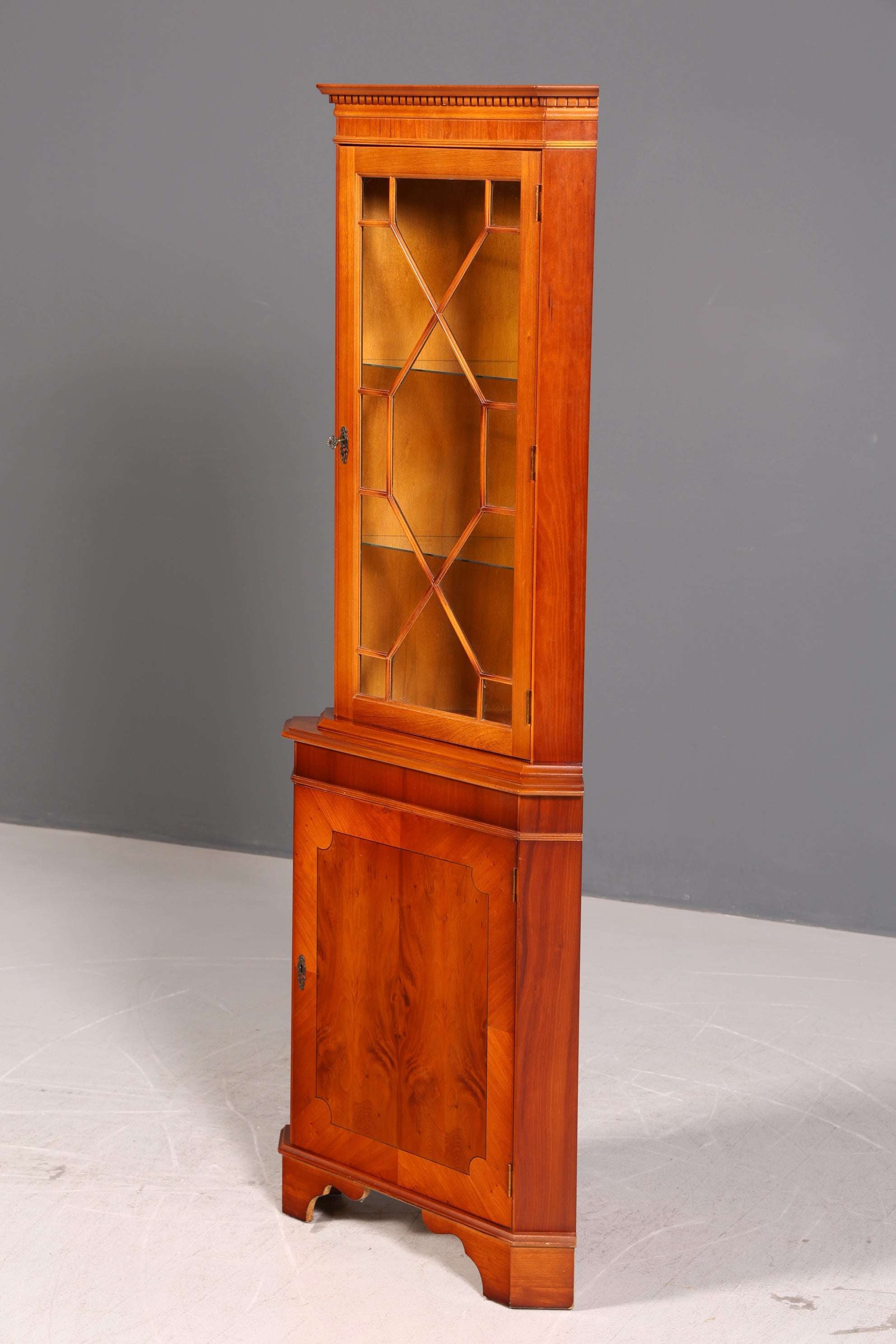 Wunderschöne Englische Eckvitrine 60er Eibe Schrank Eckschrank Glasvitrine Vitrine Vintage