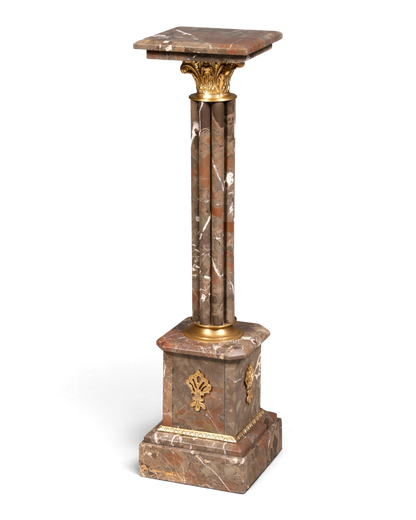 Hauptstadt Möblerei Marmorsäule H901 mit goldenen Verzierungen und quadratischer Ablagefläche