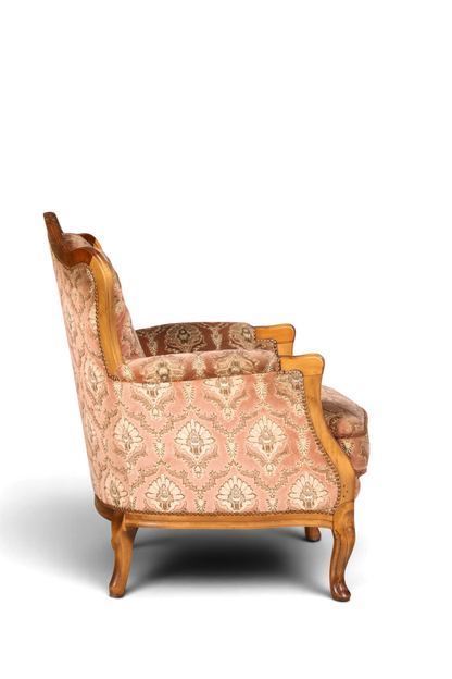 Hauptstadt Möblerei Chippendale Armlehnsessel im Barock Stil mit gemustertem rosa Samtstoff und geschwungenen Holzbeinen