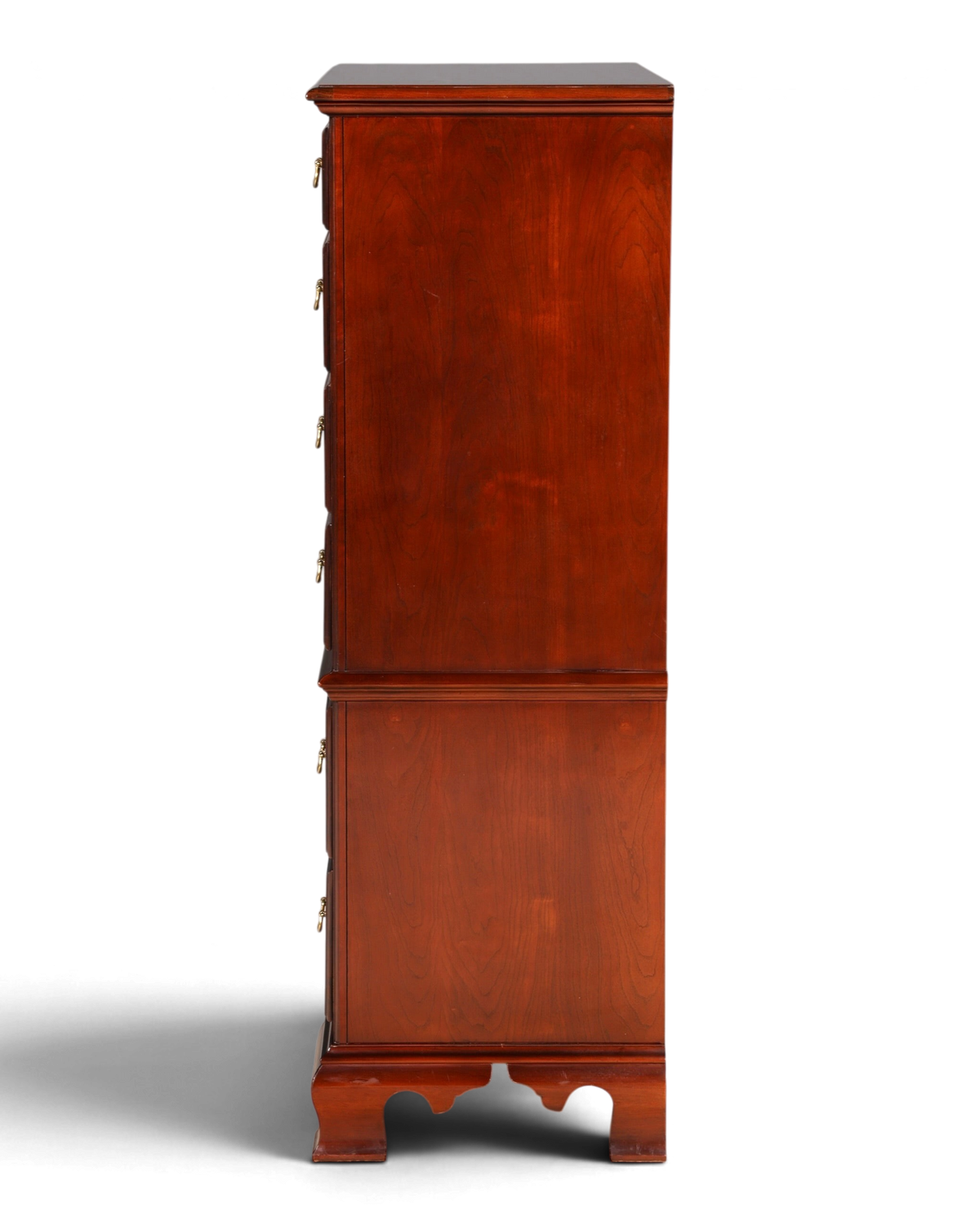 Hauptstadt Möblerei H893 Kommode aus dunklem Holz mit klassischem Design und Messinggriffen in Seitenansicht