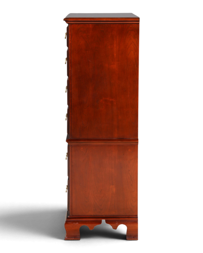 Hauptstadt Möblerei H893 Kommode aus dunklem Holz mit klassischem Design und Messinggriffen in Seitenansicht