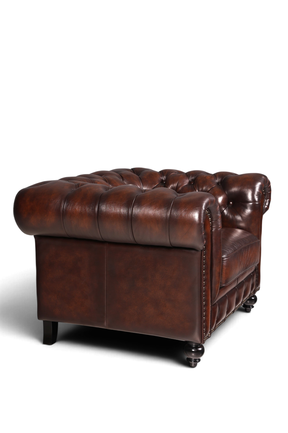 Hauptstadt Möblerei Original Chesterfield Sessel aus braunem Echtleder mit klassischer Knopfheftung und Nieten