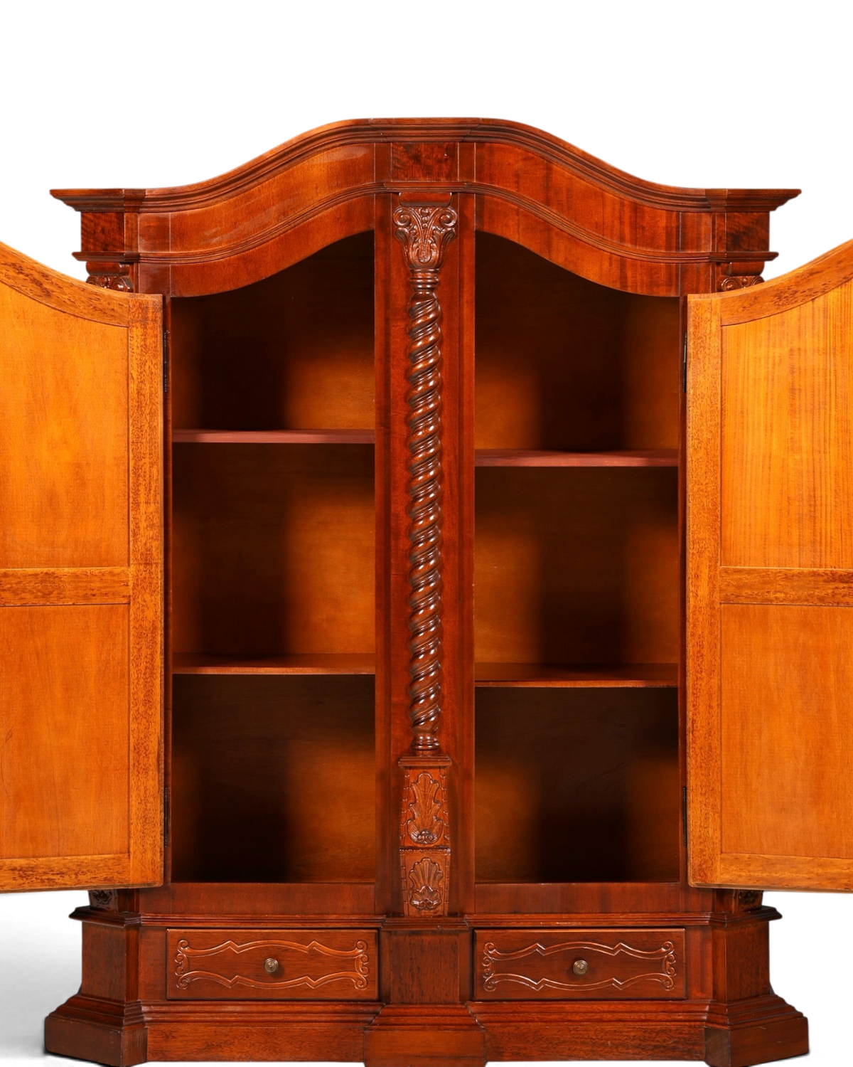 Hauptstadt Möblerei Barock Kleiderschrank aus Nussbaum mit gedrehten Säulen, Schnitzereien und zwei Schubladen