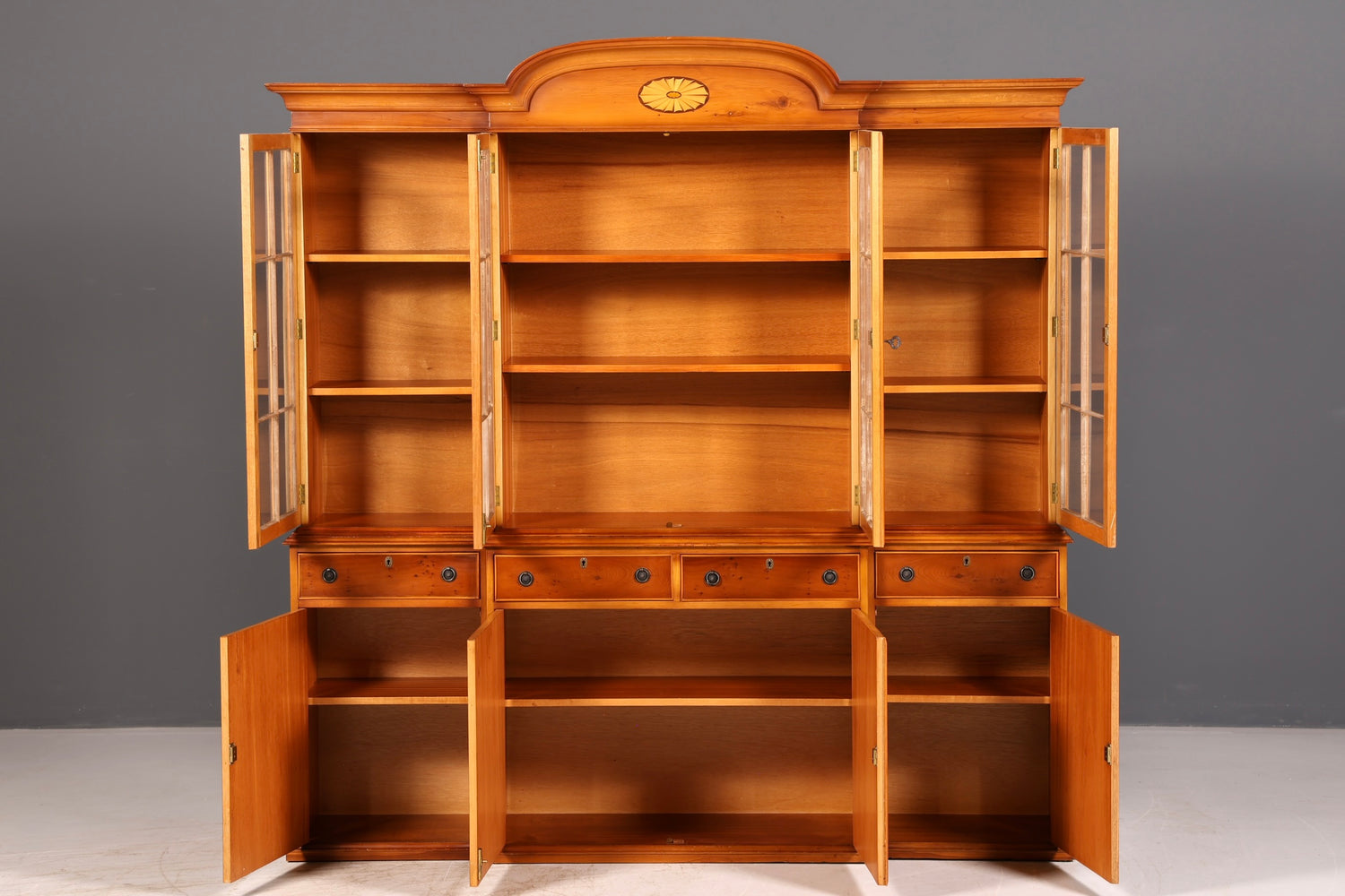 Wunderschöne Englische Vitrine Bücherschrank Eibe Bibliothek Glasvitrine Buffet Vitrinenschrank Antik