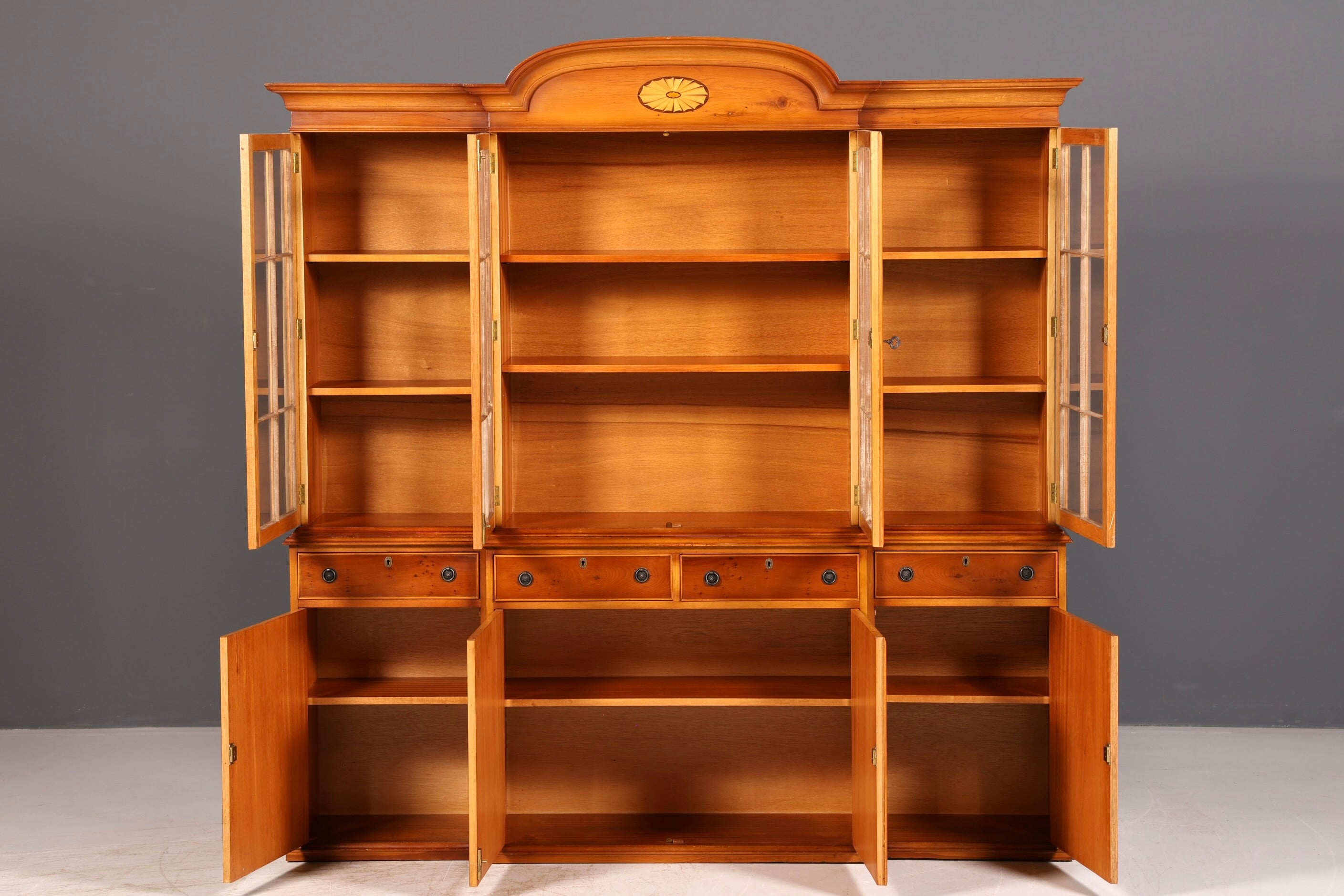 Wunderschöne Englische Vitrine Bücherschrank Eibe Bibliothek Glasvitrine Buffet Vitrinenschrank Antik