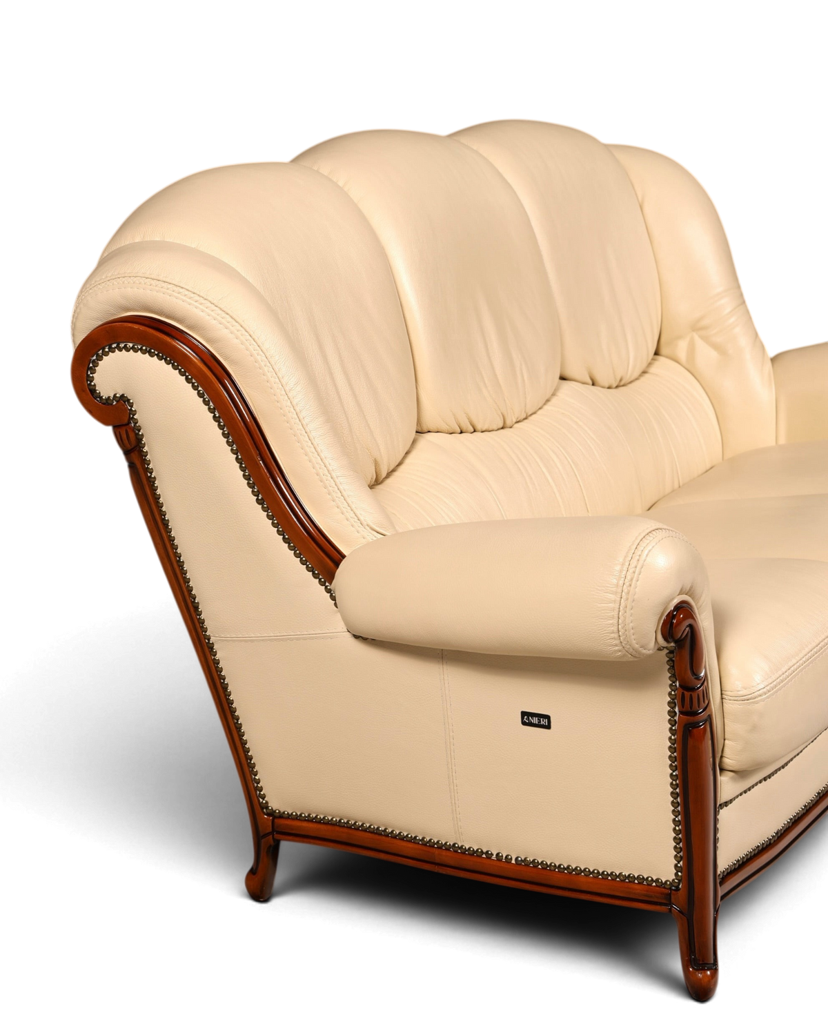 Hauptstadt Möblerei H898 Sofa in Creme mit hochwertigem Lederbezug, Holzrahmen und dekorativen Ziernägeln