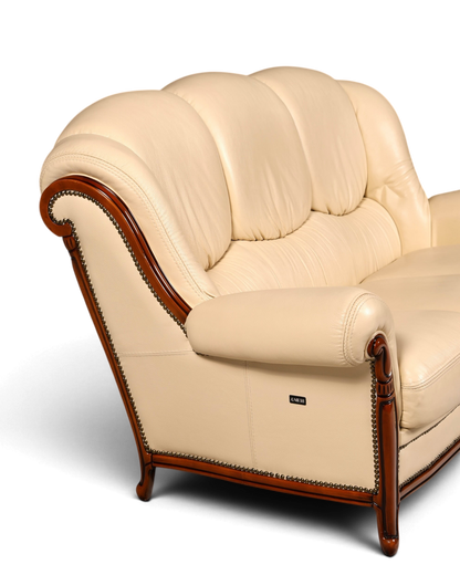 Hauptstadt Möblerei H898 Sofa in Creme mit hochwertigem Lederbezug, Holzrahmen und dekorativen Ziernägeln