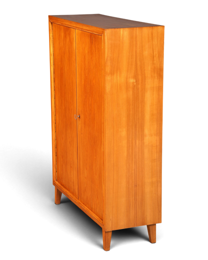 Hauptstadt Möblerei Kleiderschrank aus hellem Holz mit zwei Türen im Mid-Century-Design auf konischen Beinen