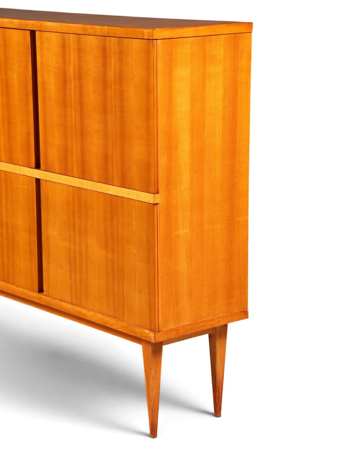 Hauptstadt Möblerei Mid Century Highboard aus hellem Echtholz mit konischen Beinen im 60er Jahre Retro Design
