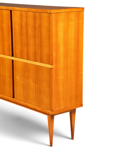 Hauptstadt Möblerei Mid Century Highboard aus hellem Echtholz mit konischen Beinen im 60er Jahre Retro Design