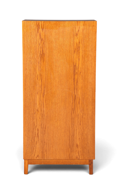Hauptstadt Möblerei Mid Century Aktenschrank aus massivem Holz mit schmaler Vertiko-Form und schöner Maserung