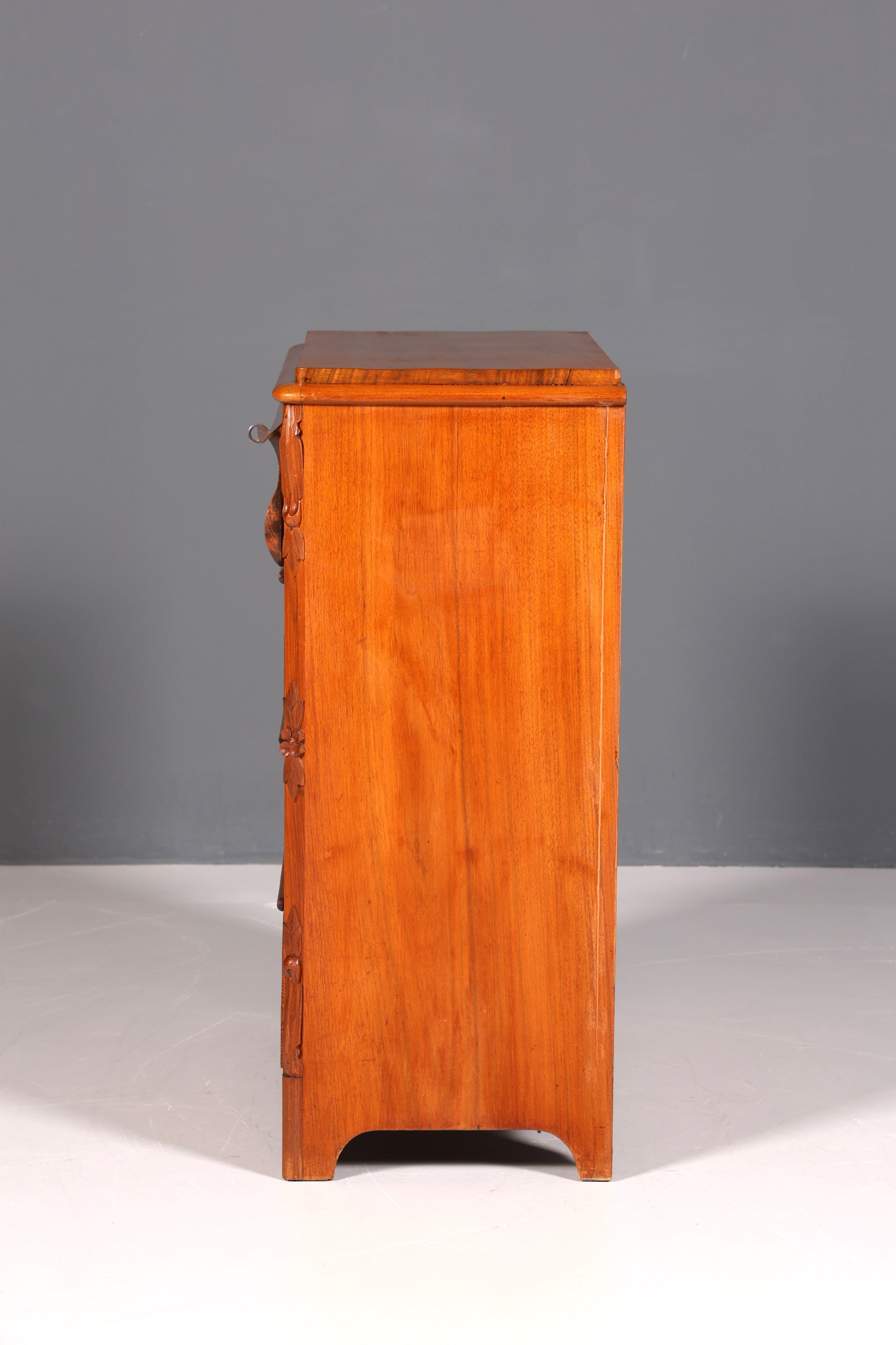 Beautiful Louis Philippe chest of drawers, walnut, Biedermeier style, circa 1890