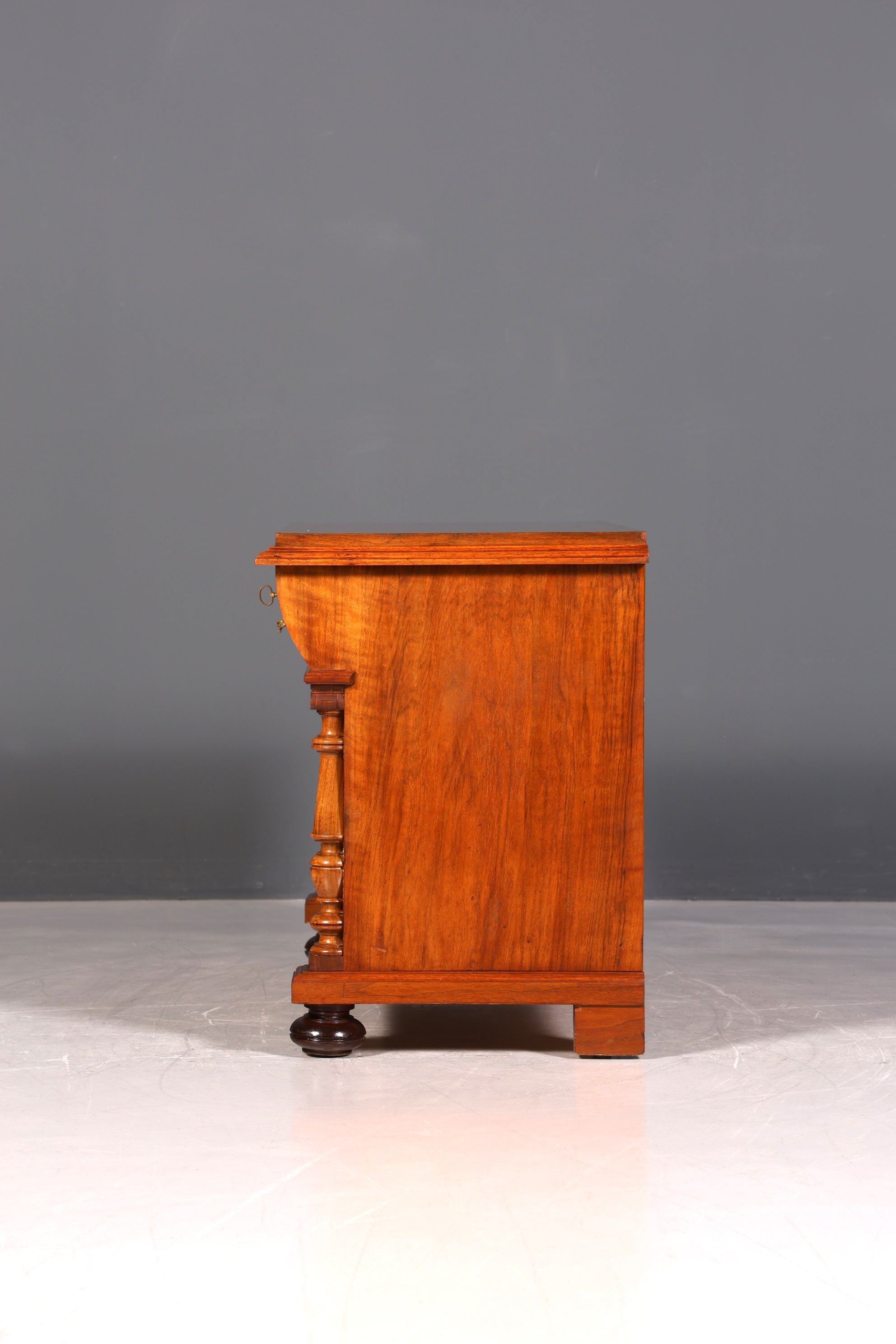 Élégante commode Gründerzeit (fin du XIXe siècle), style Louis Philippe, en noyer, buffet, vers 1880.