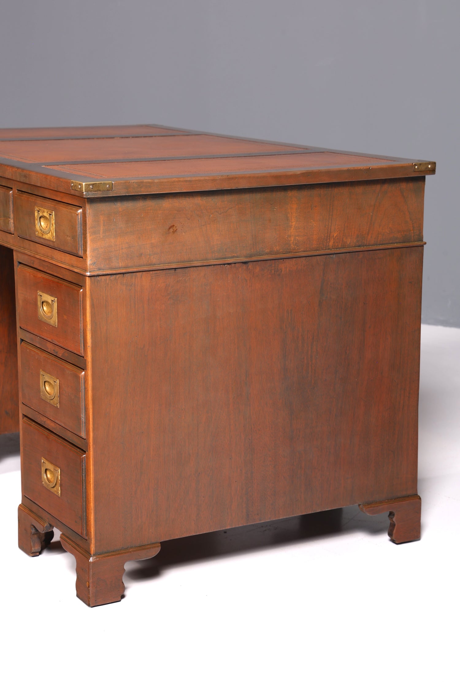 Bureau maritime onirique, bureau militaire anglais, table de bureau avec plateau en cuir véritable