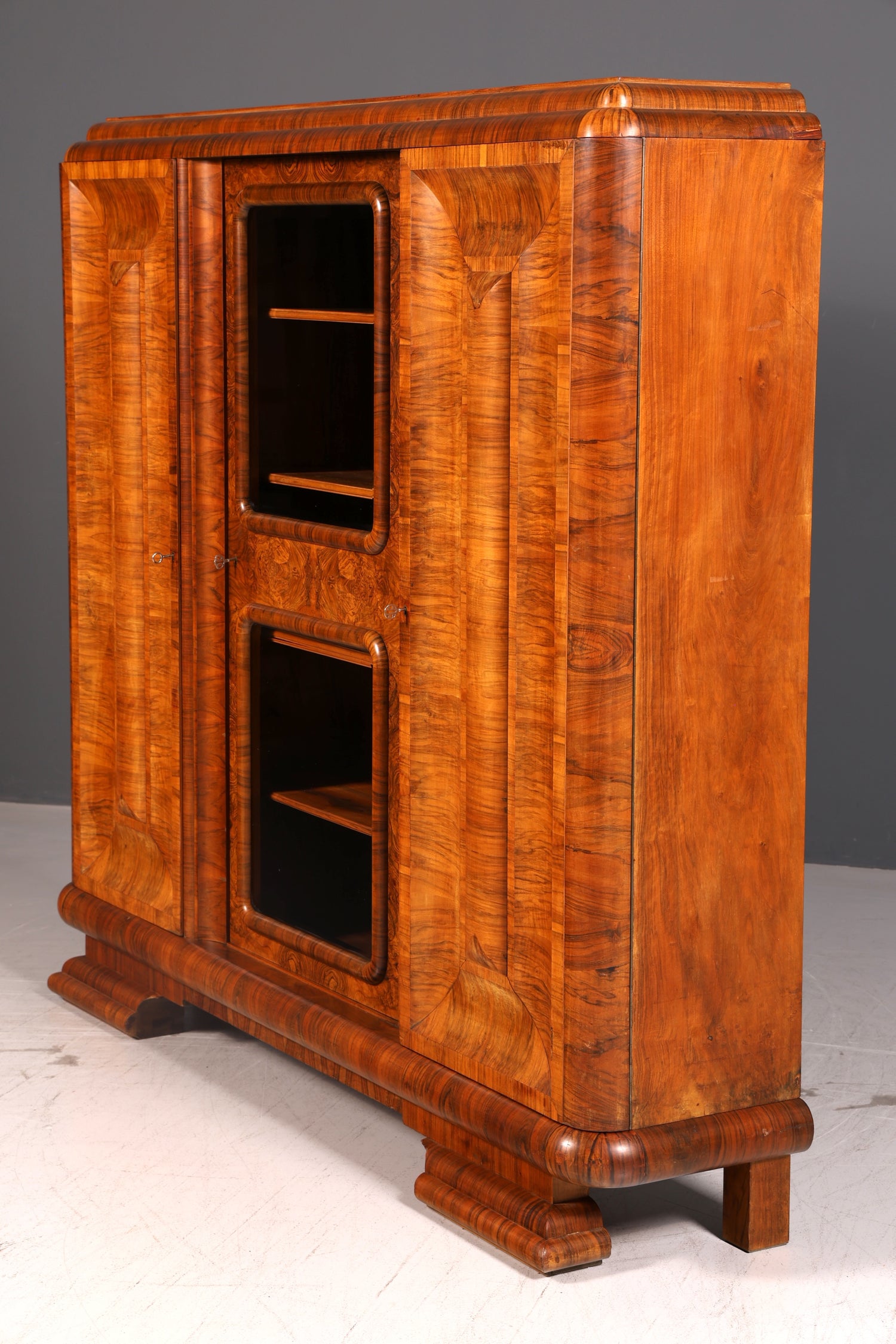 Beeindruckende Original Art Deco Vitrine Nussbaum Bücherschrank Glasvitrine Schrank Antik Massivholz Vintage