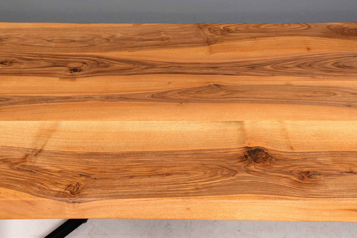 Belle table en noyer massif, plateau à bords naturels, 260 cm x 97 cm, idéale pour la salle à manger ou la cuisine.