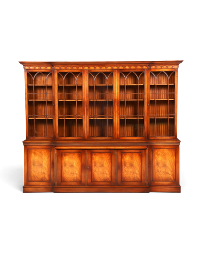 Hauptstadt Möblerei englische Vitrine aus Holz mit Sekretär, Glasfronten und dekorativen Messingbeschlägen