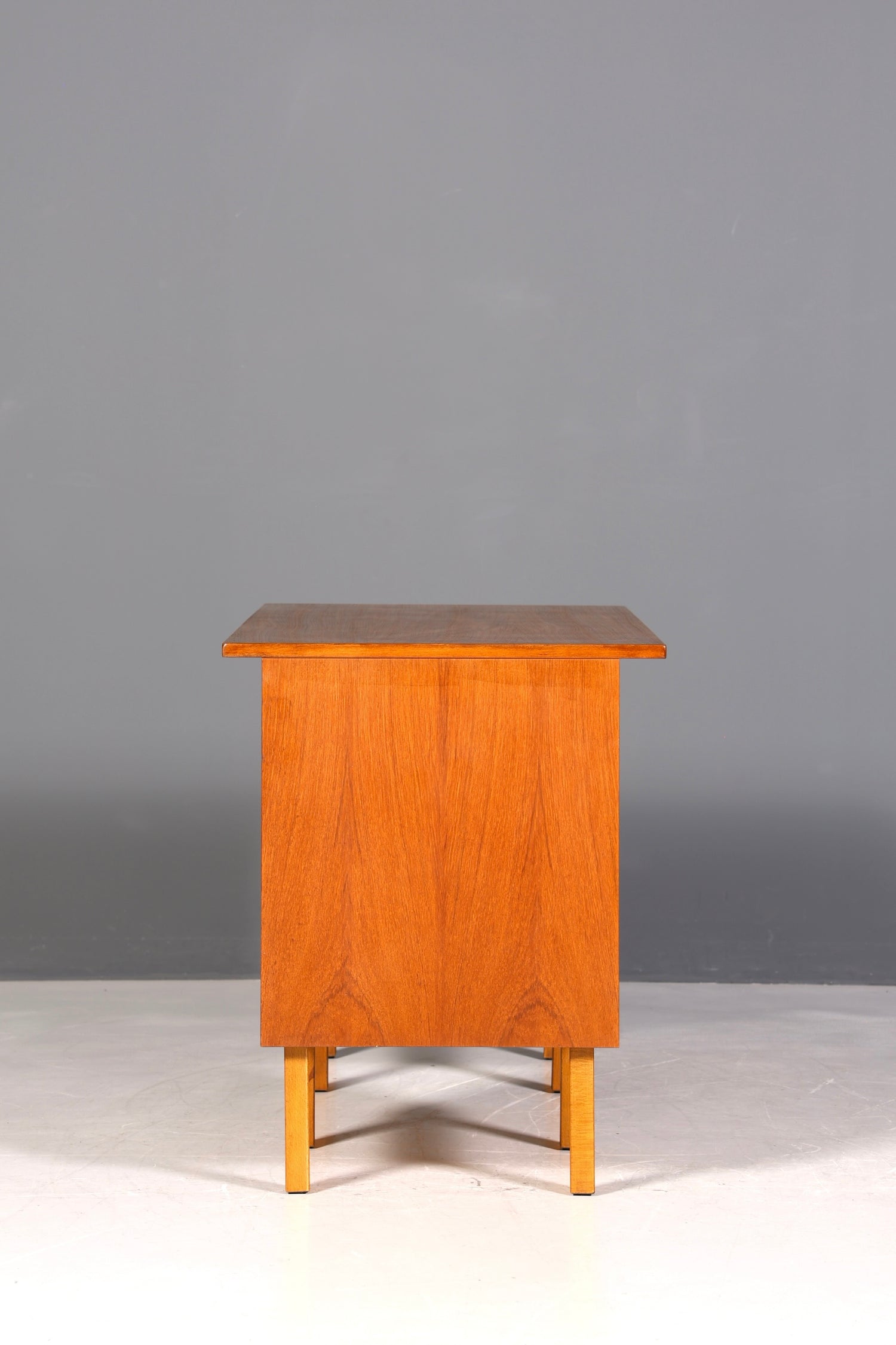 Magnifique bureau vintage de style danois, design des années 50, en bois de teck.