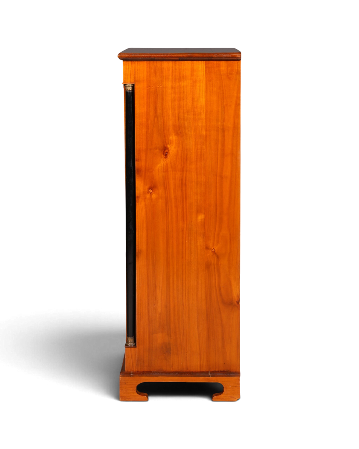 Hauptstadt Möblerei H836 Kommode aus hellem Holz mit schwarzer Seitenleiste und klassischem Design