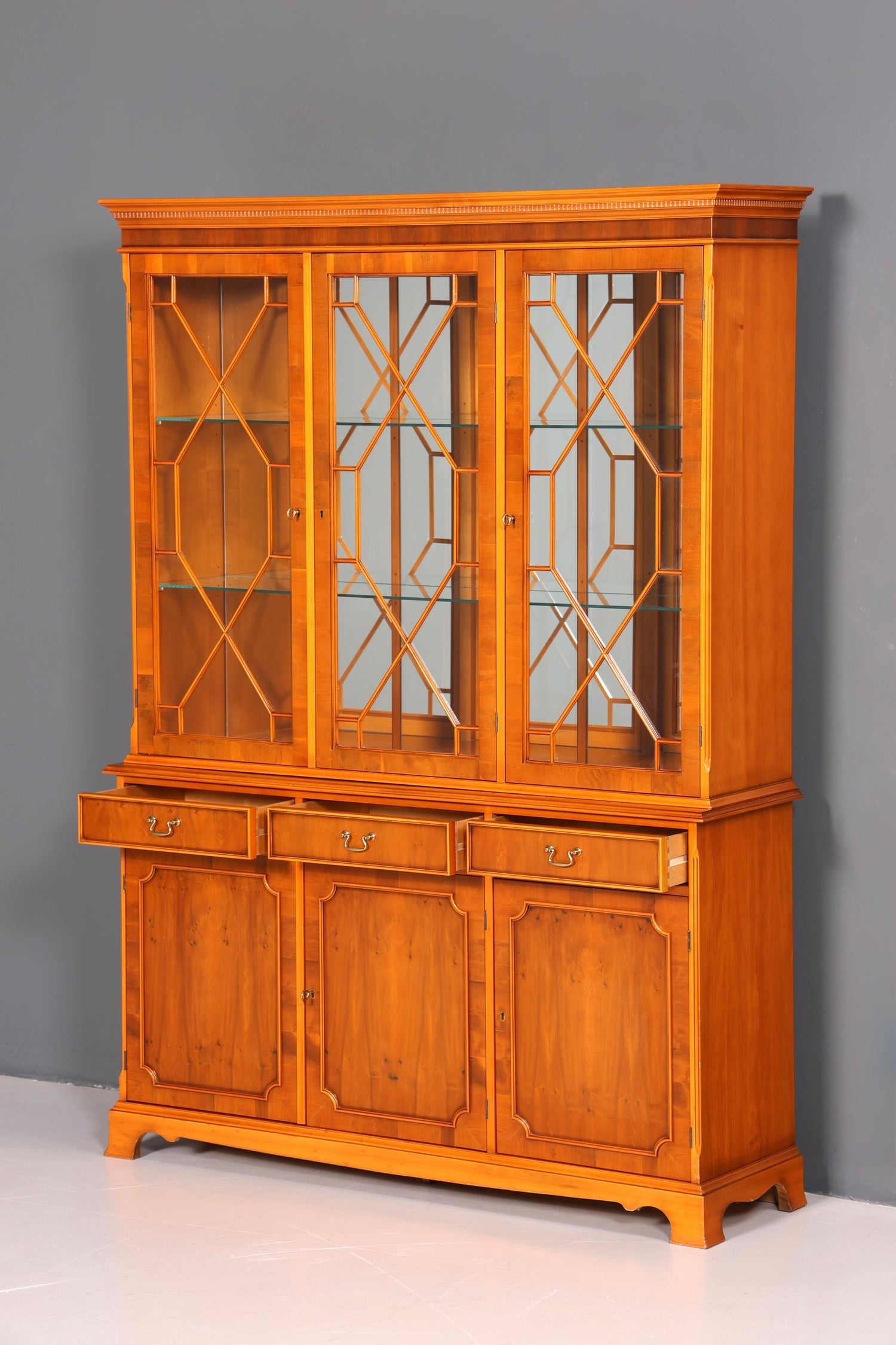 Wunderschöne Englische Vitrine Bücherschrank Buffet Antik Stil Englisch Eibe Glasvitrine Bibliothek