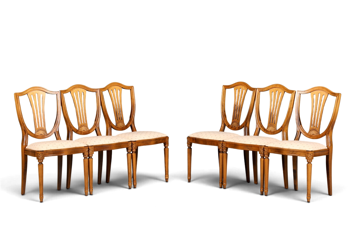Hauptstadt Möblerei Set aus sechs antiken Esszimmerstühlen im gustavianischen Stil mit Holzrahmen und hellem Polster