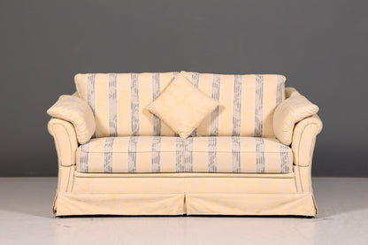 Wunderschönes Landhaus Sofa mit Hocker Englischer Stil Creme 2-Sitzer Couch Stoff Polstersofa Landhausstil Zweisitzer