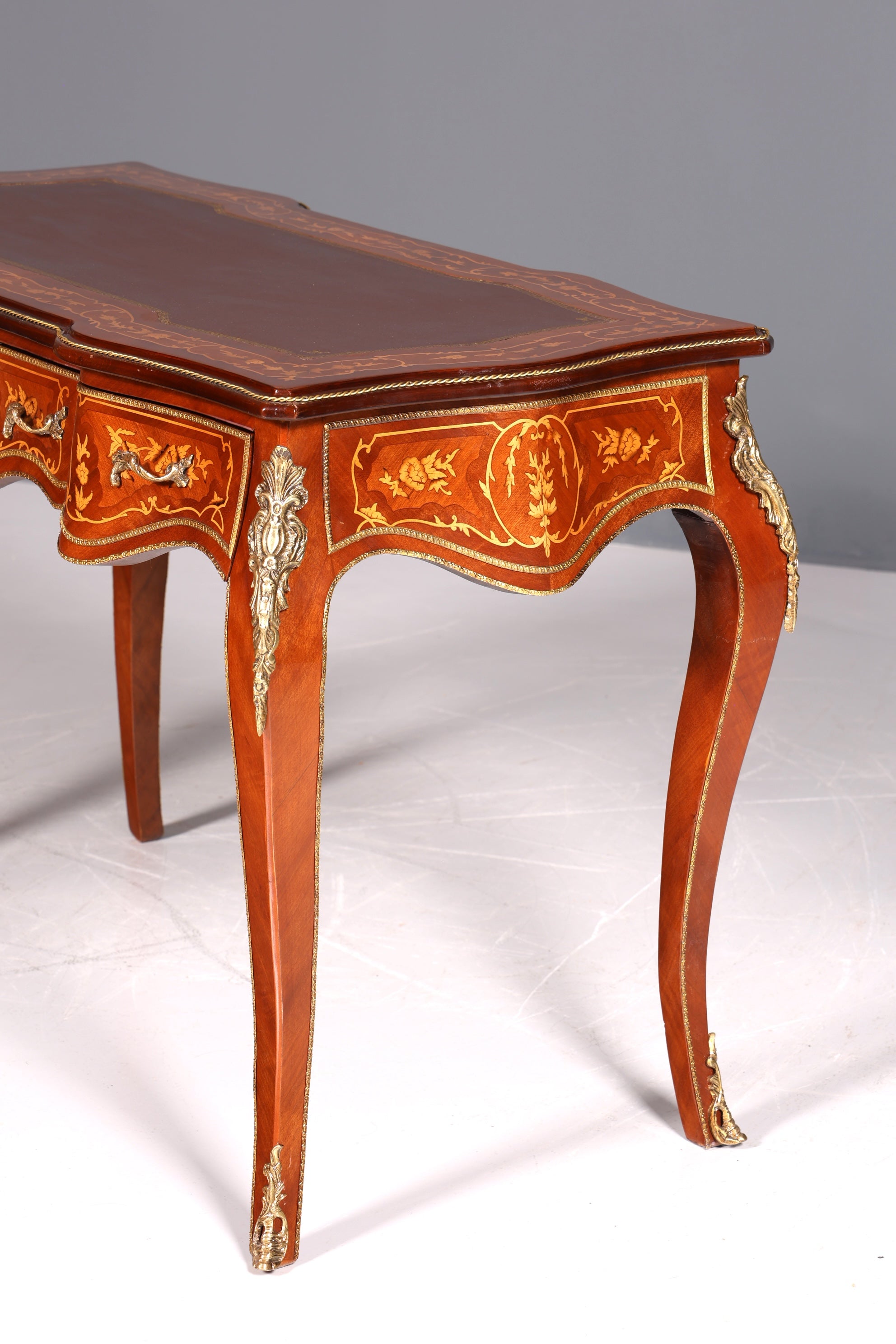 Magnifique bureau de style Louis XV, bureau de bureau français, table de bureau de style ancien