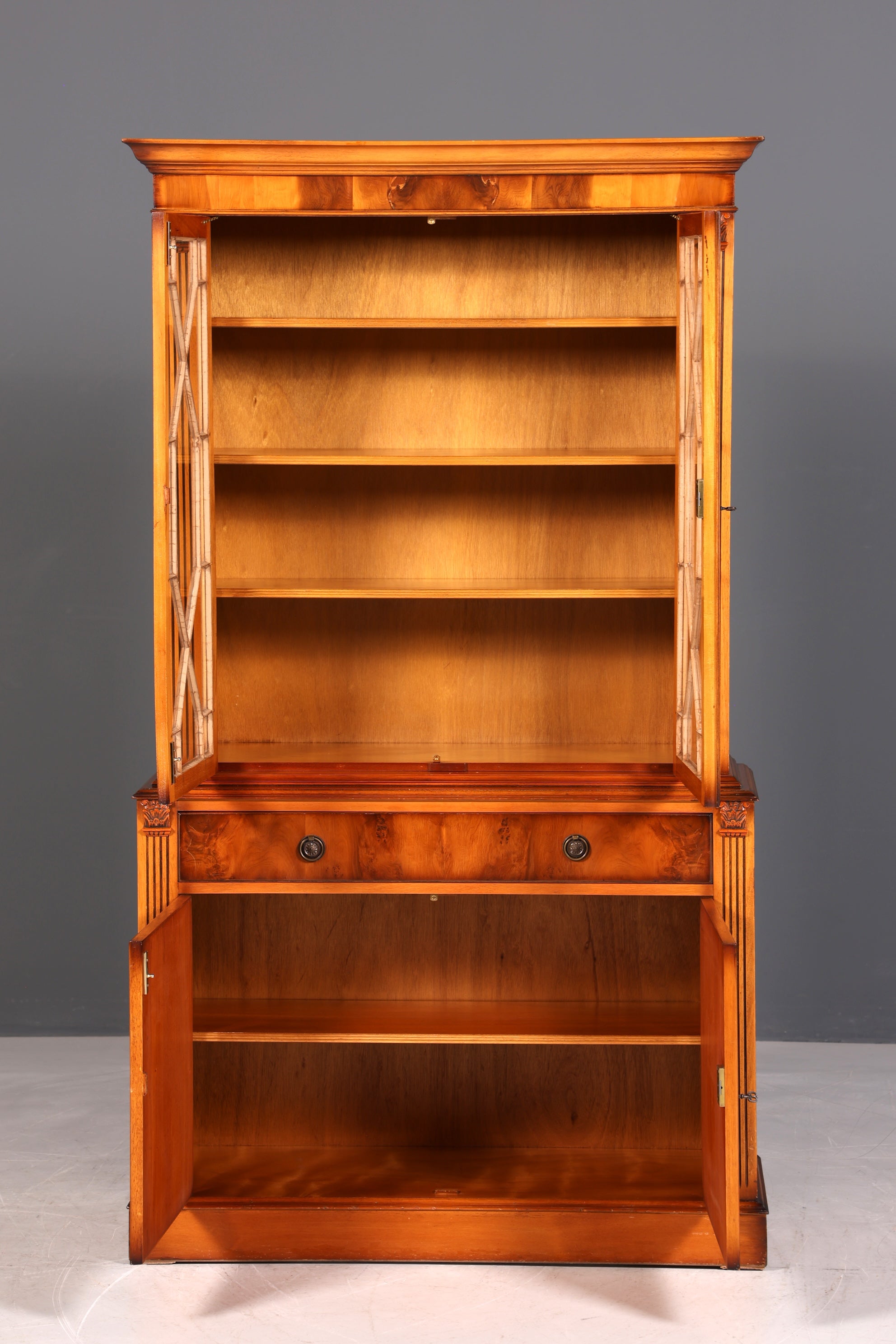 F995 Finish cm, Wunderschöne Englische Vitrine Bücherschrank Buffet Antik Stil Englisch Eibe Glasvitrine Bibliothek