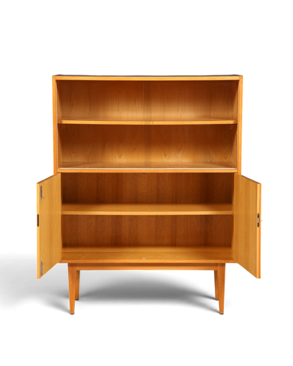 Hauptstadt Möblerei Schrank aus hellem Holz mit offenen Regalen und zwei Türen im skandinavischen Design