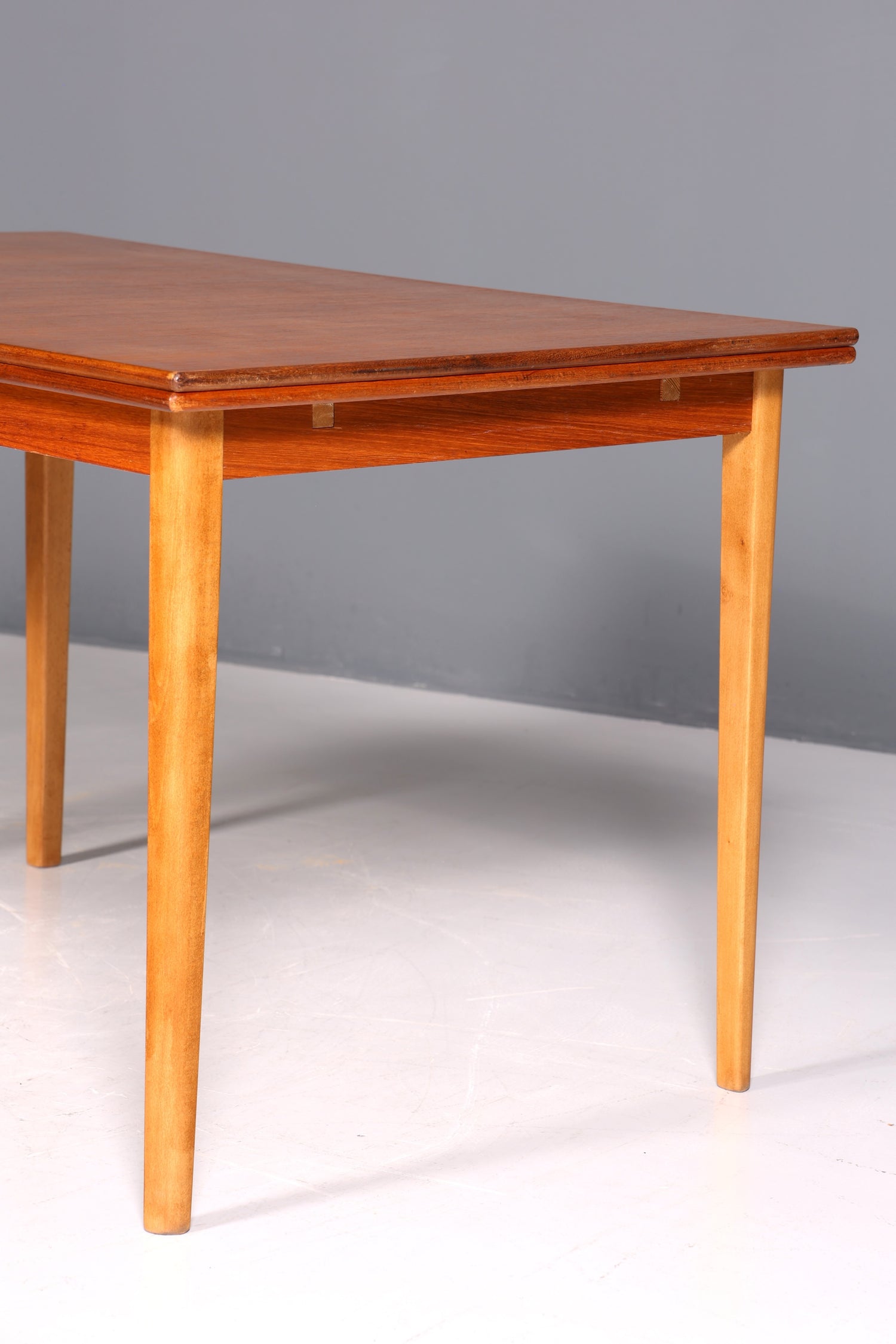 Table de salle à manger extensible de style danois, inspirée du milieu du siècle, style vintage.