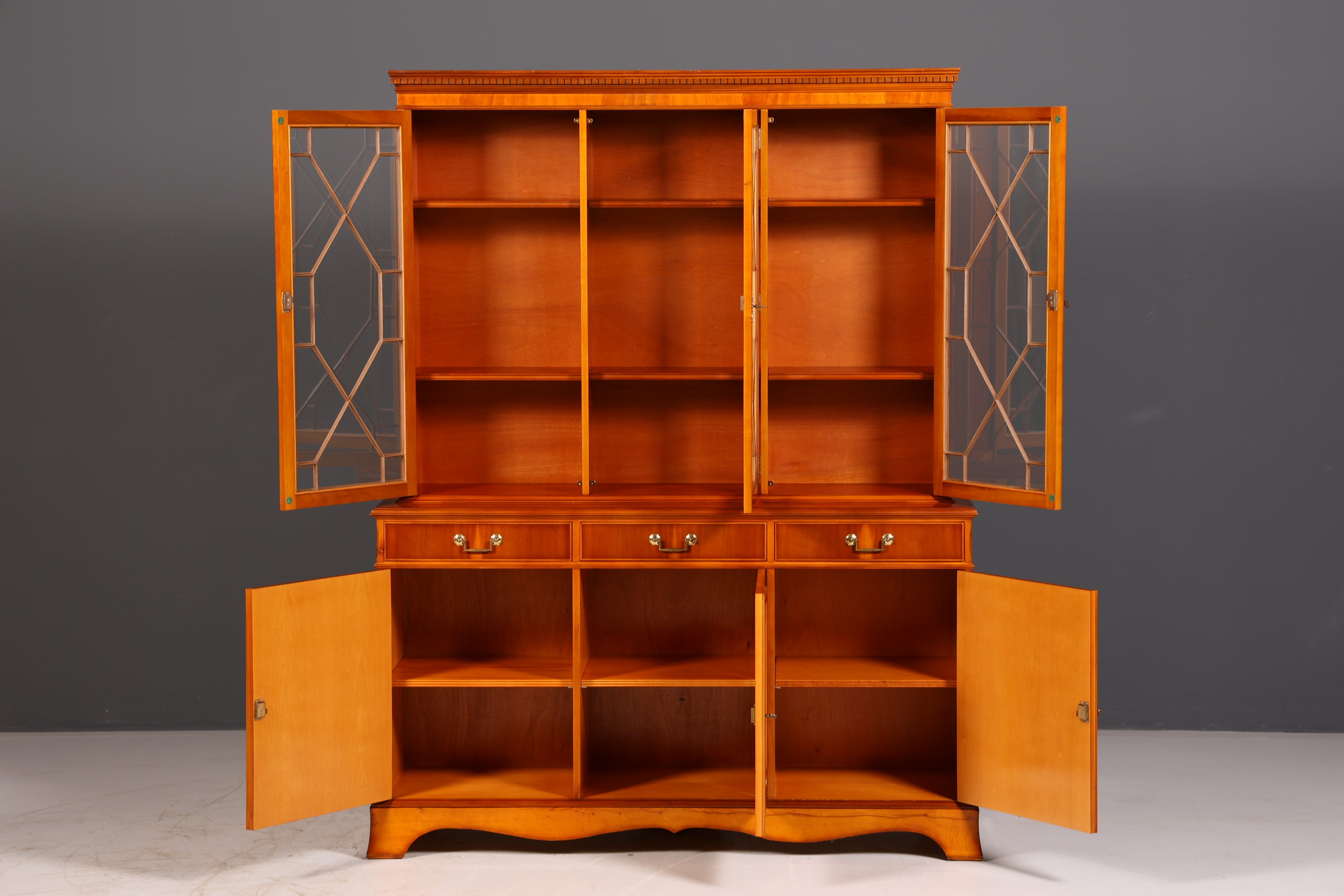 Wunderschöne Englische Vitrine Eibe Bücherschrank Buffet Antik Glasvitrine Schrank Vintage