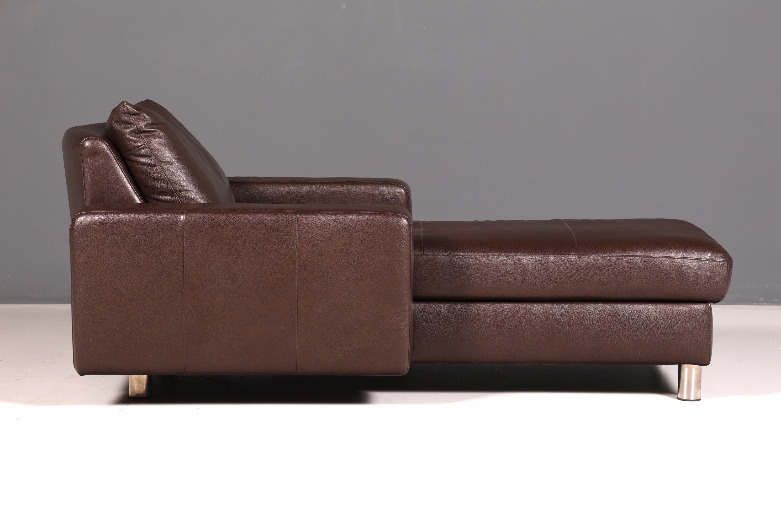Magnifique méridienne Stressless E200 en cuir véritable marron, chaise longue avec ottomane, canapé en cuir et fauteuil relax vintage