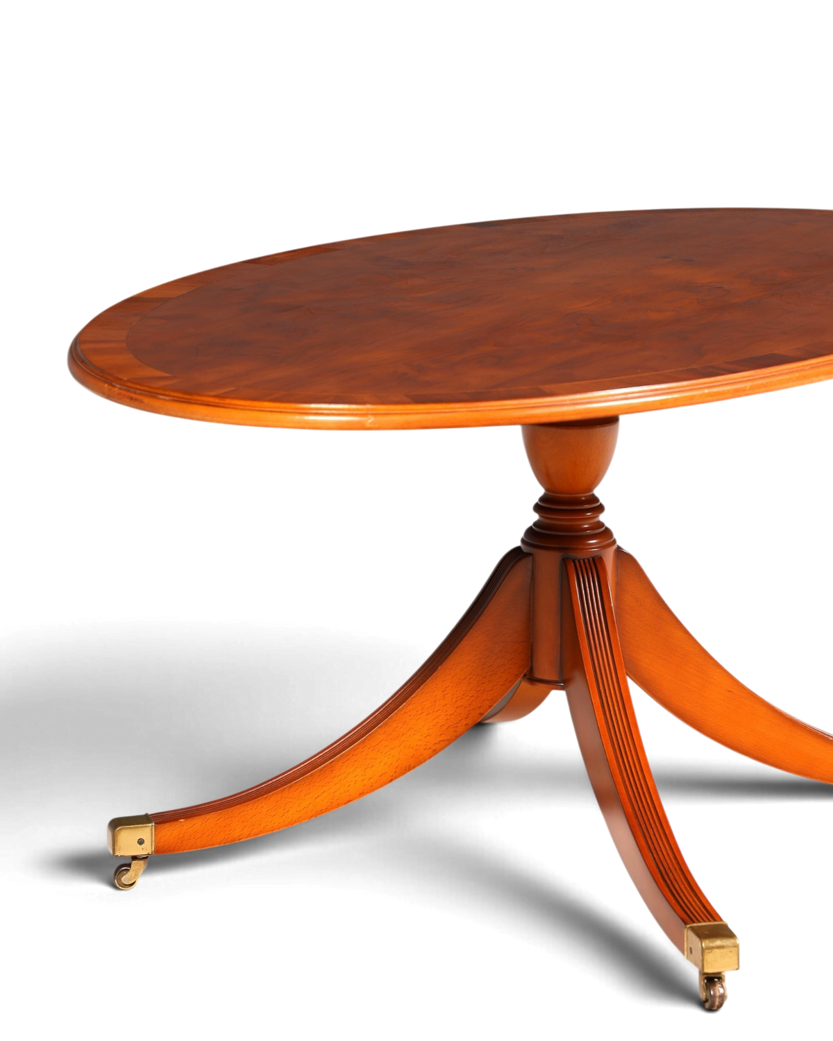 Hauptstadt Möblerei H842 Couchtisch mit ovaler Tischplatte aus Holz und elegantem Säulenfuß mit Messingrollen