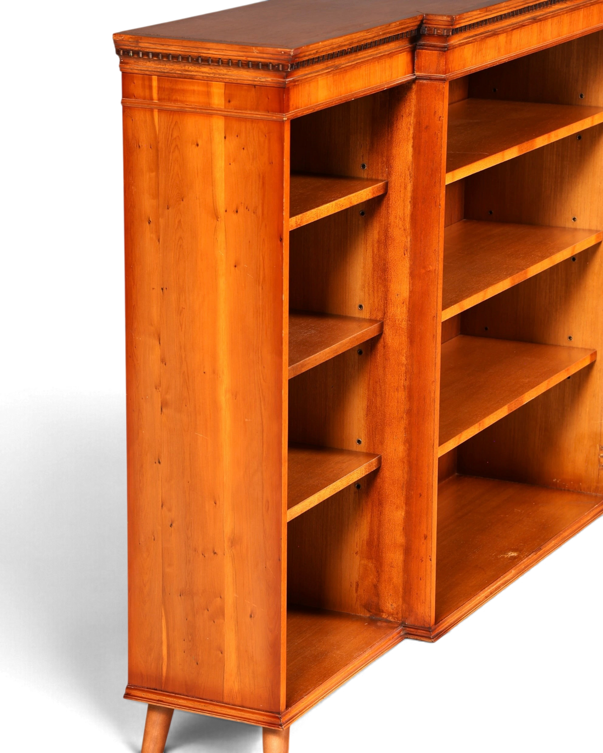 Hauptstadt Möblerei H960 Bücherregal aus hellem Holz mit klassischem Design und stabilen Einlegeböden