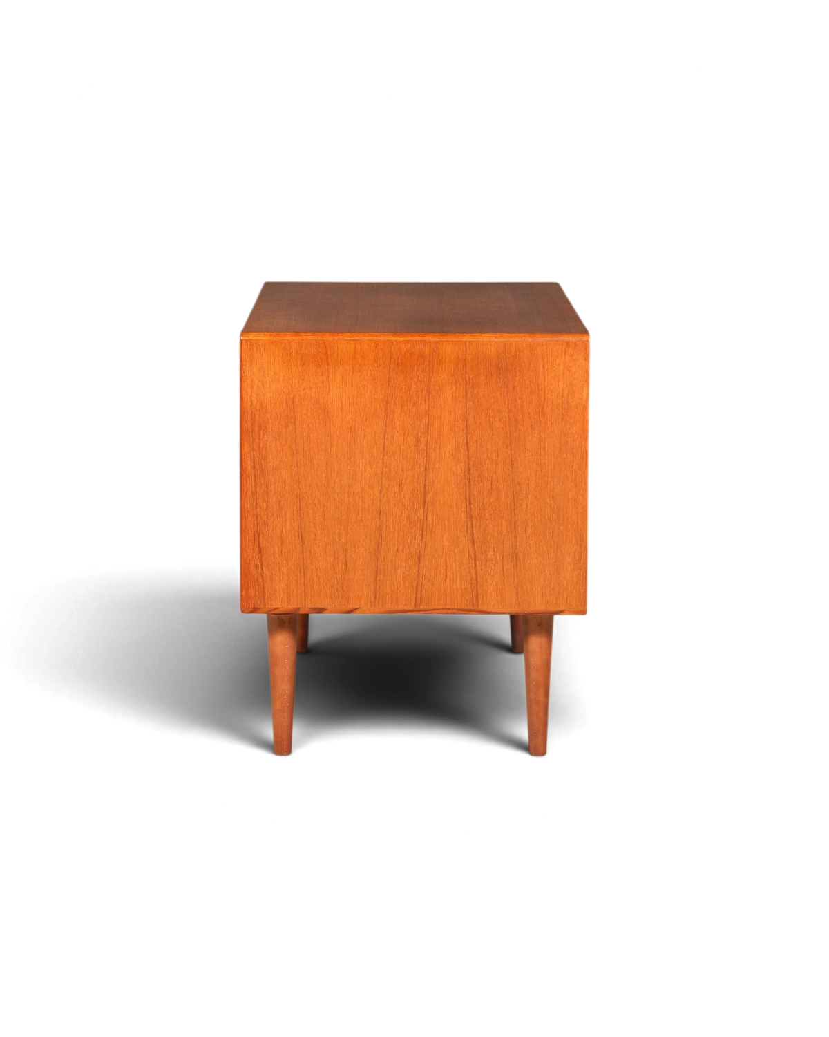Hauptstadt Möblerei Nachttisch aus Holz im Mid-Century-Stil mit konischen Beinen in Seitenansicht