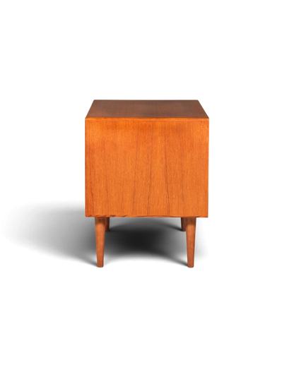 Hauptstadt Möblerei Nachttisch aus Holz im Mid-Century-Stil mit konischen Beinen in Seitenansicht