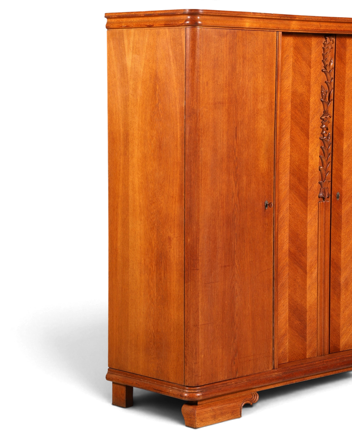 Hauptstadt Möblerei Kleiderschrank aus Holz mit H910 Finish und kunstvollen Schnitzereien an den Türen