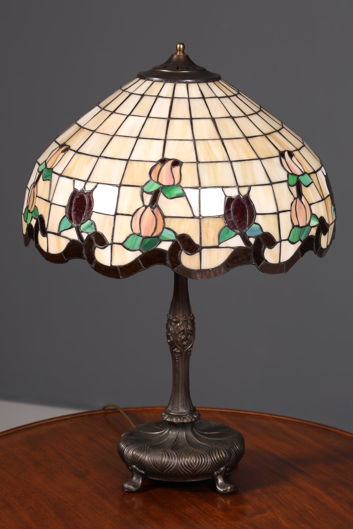 Lampe de table Tiffany ancienne au style onirique, abat-jour en verre, pied en laiton, lampe ornée