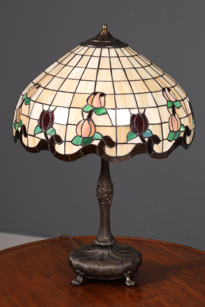Lampe de table Tiffany ancienne au style onirique, abat-jour en verre, pied en laiton, lampe ornée