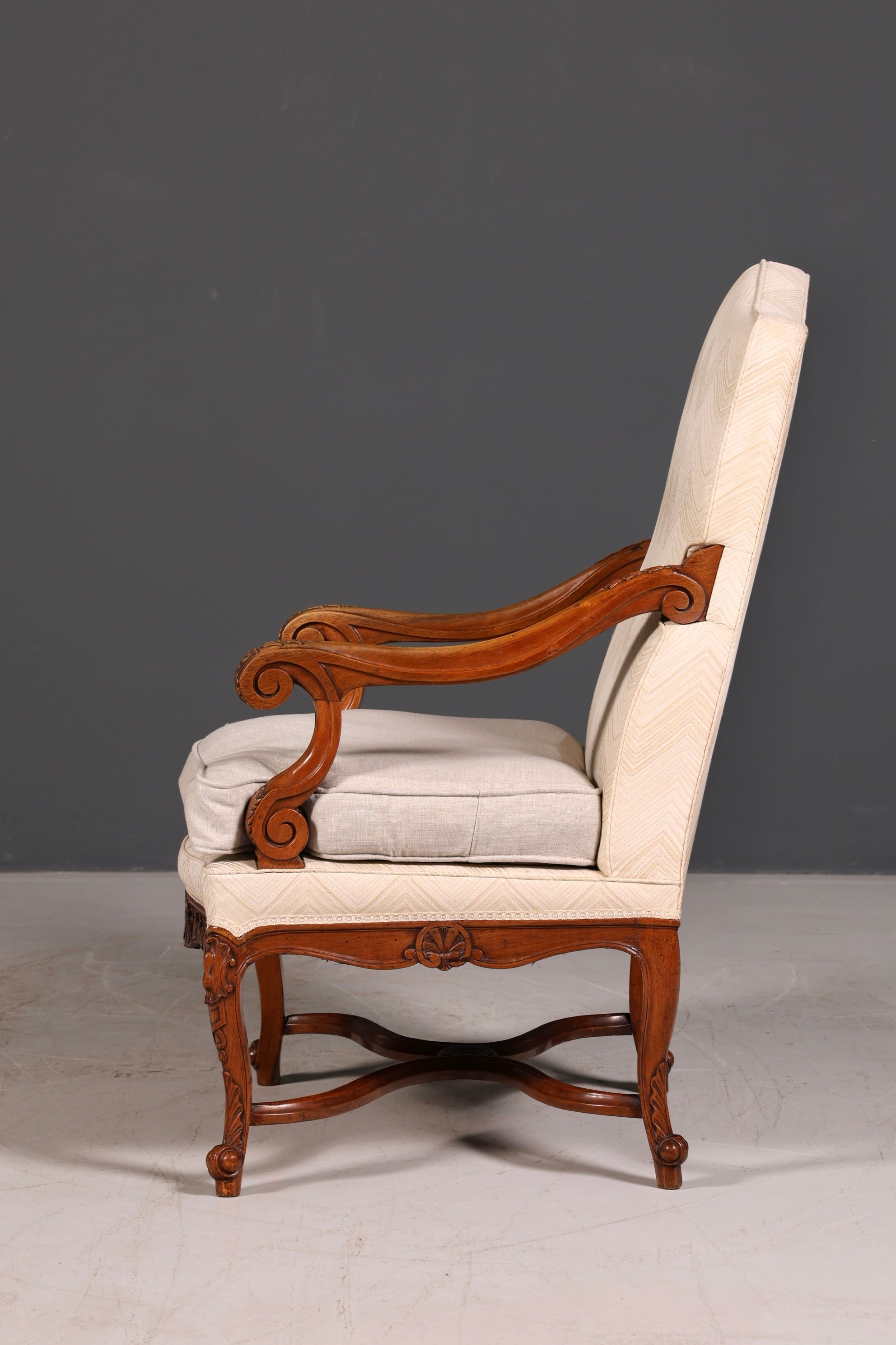 Élégant fauteuil Louis Philippe à accoudoirs de l’époque Gründerzeit, fauteuil ancien rembourré, 1 sur 2