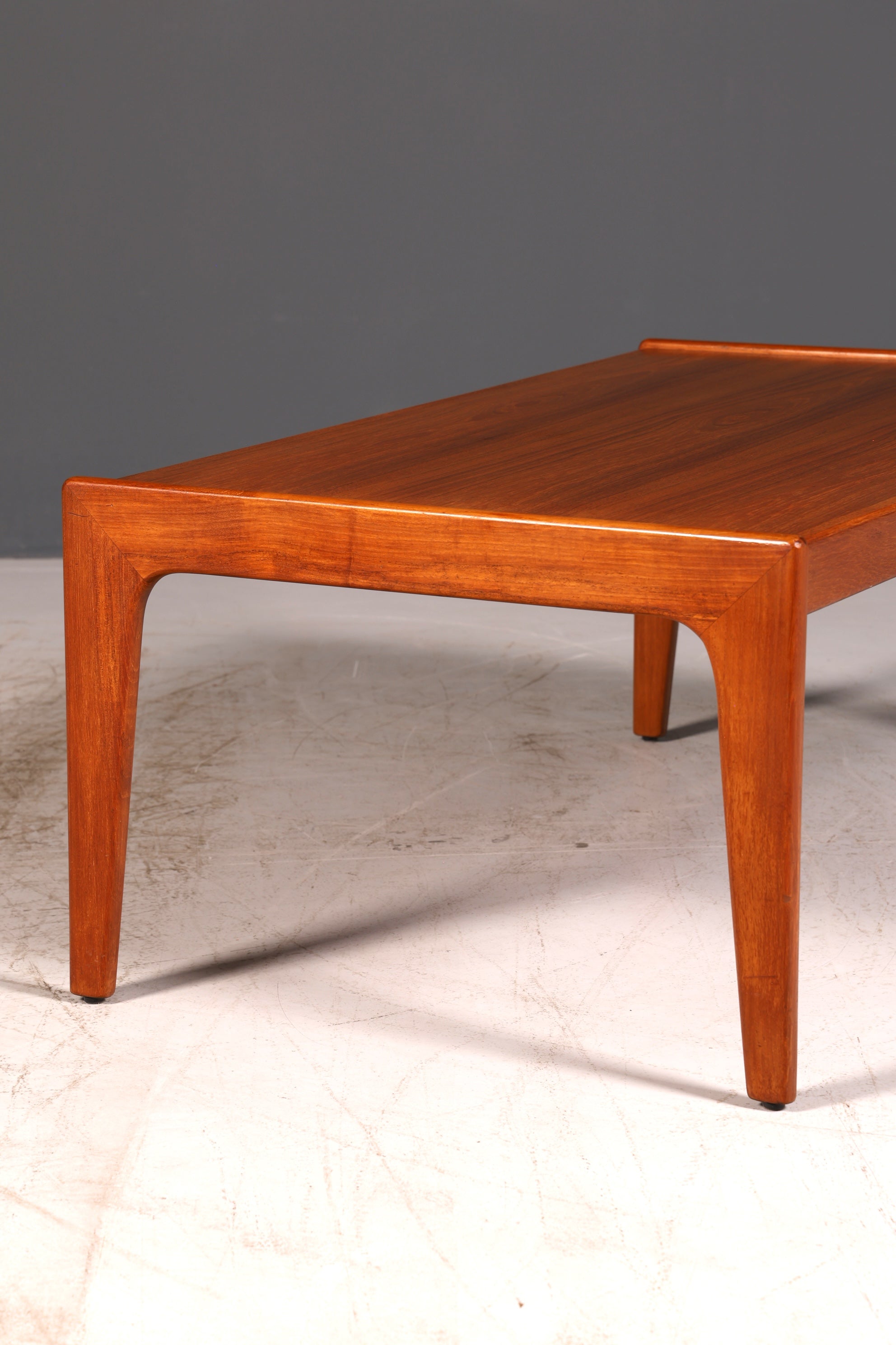 Magnifique table basse moderne du milieu du siècle en teck, table d’appoint rétro vintage, table basse des années 70 pour le salon