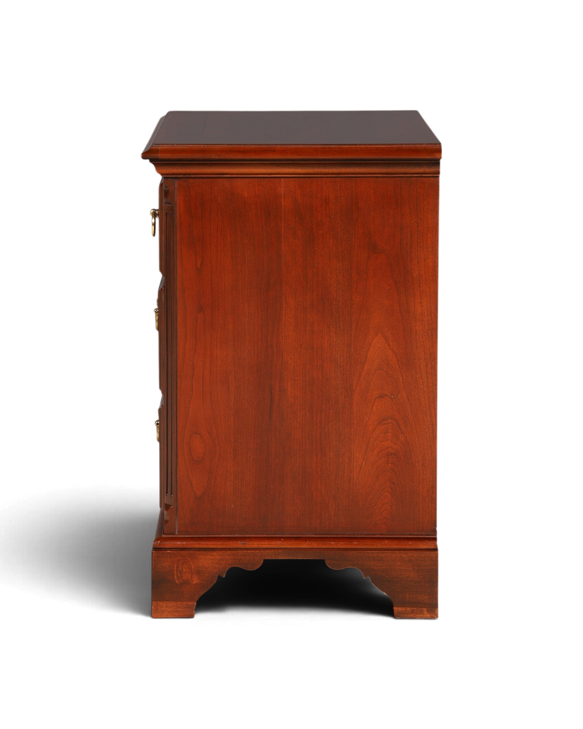 Seitenansicht einer dunklen Holzkommode H840 Finish von Hauptstadt Möblerei mit klassischem Design