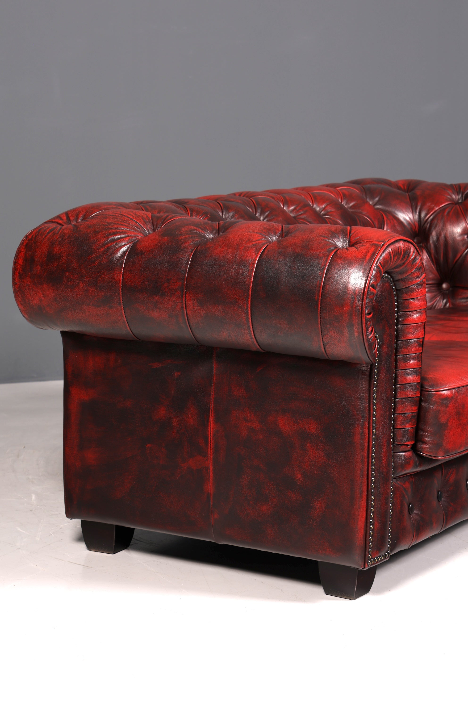 Magnifique canapé Chesterfield original 2 places, style anglais, cuir bordeaux, 2 places, 2 sur 2