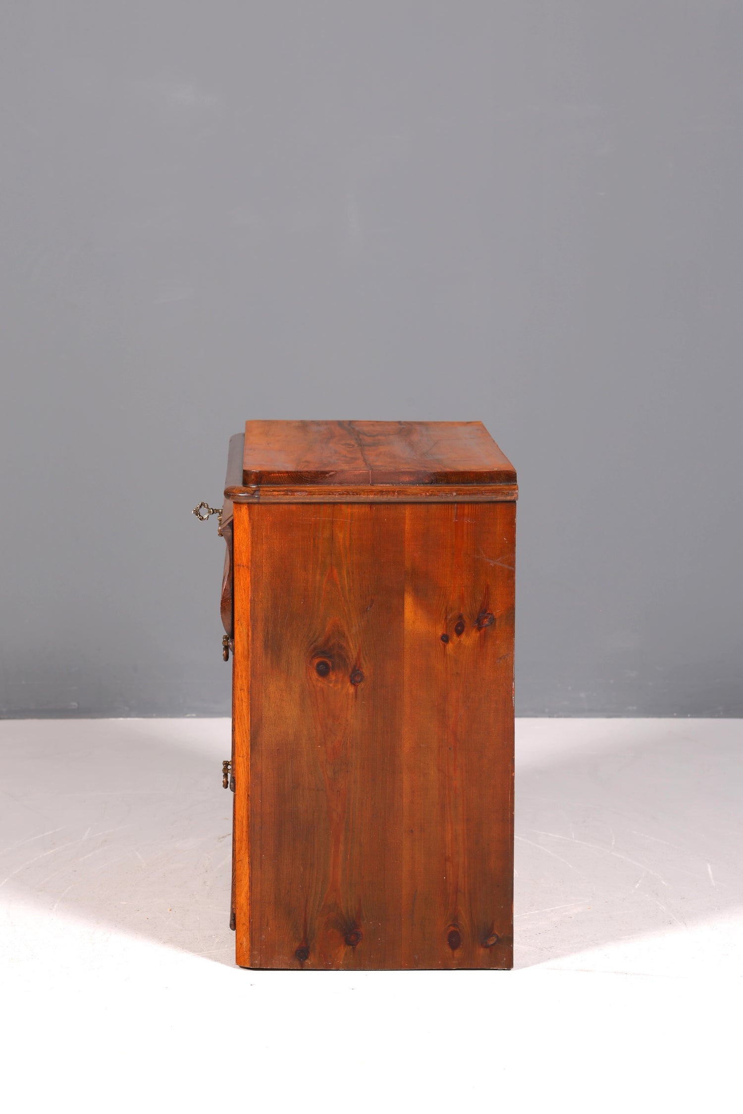 Commode élégante de style Louis-Philippe, en noyer, de style Biedermeier, vers 1890