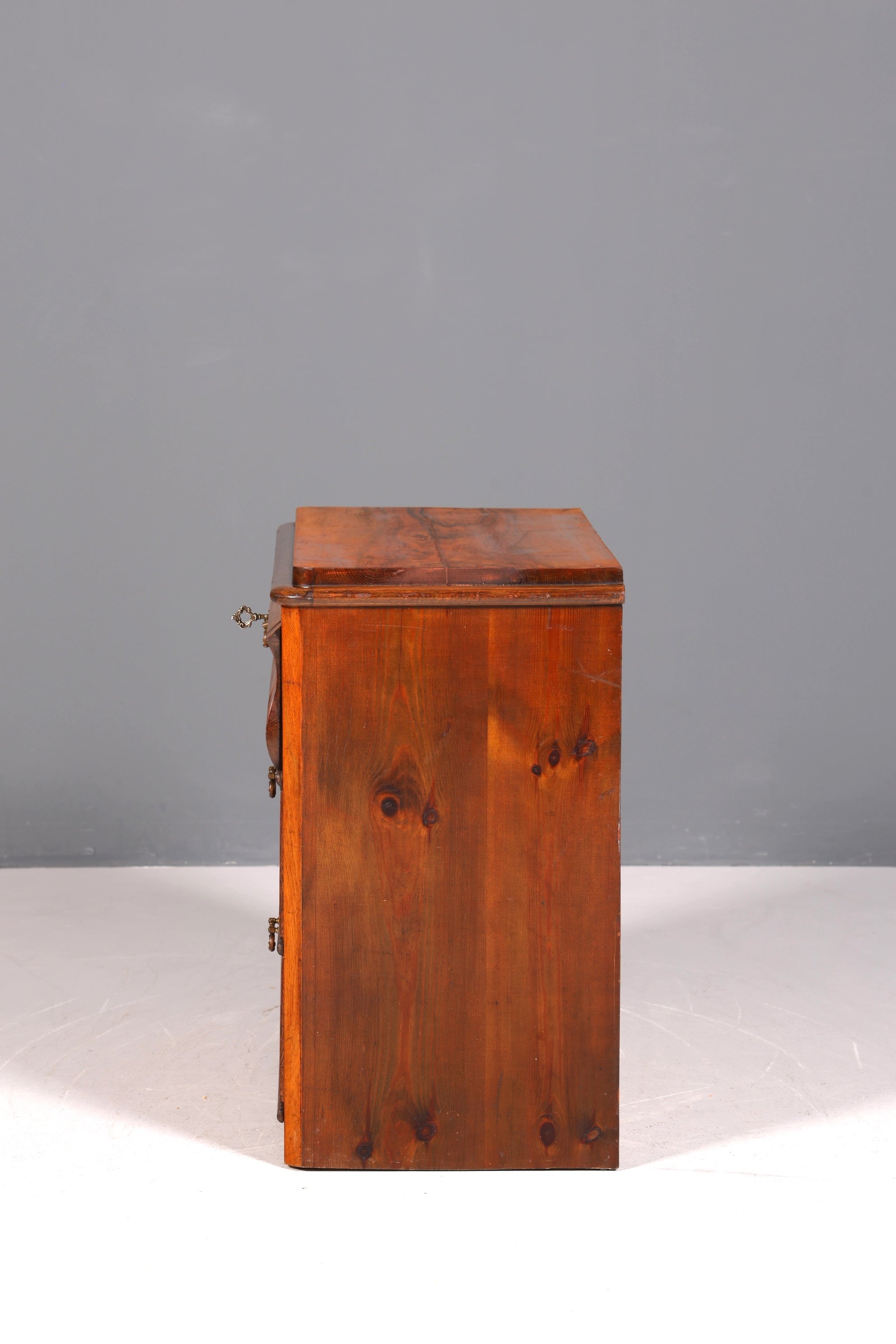 Commode élégante de style Louis-Philippe, en noyer, de style Biedermeier, vers 1890