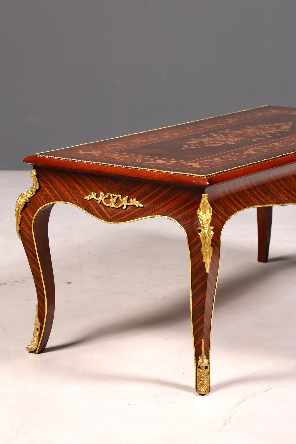 Table basse de style baroque au design raffiné, incrustations en laiton antique, table de salon avec tablette