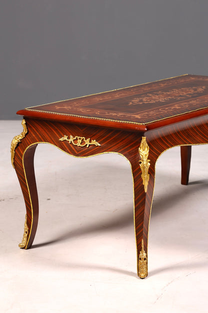 Table basse de style baroque au design raffiné, incrustations en laiton antique, table de salon avec tablette