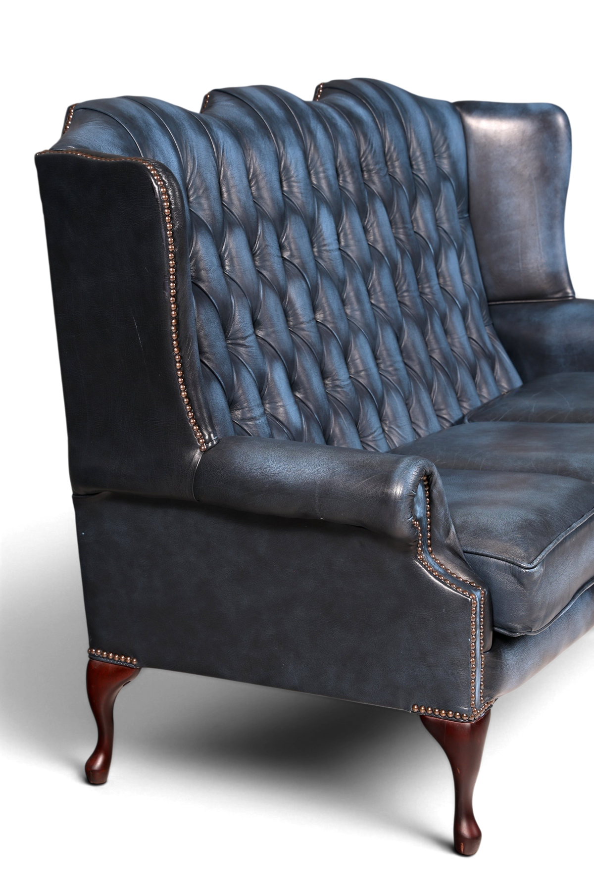 Hauptstadt Möblerei blaues Chesterfield 3-Sitzer Sofa aus Echtleder mit klassischer Knopfheftung und Queen Anne Beinen